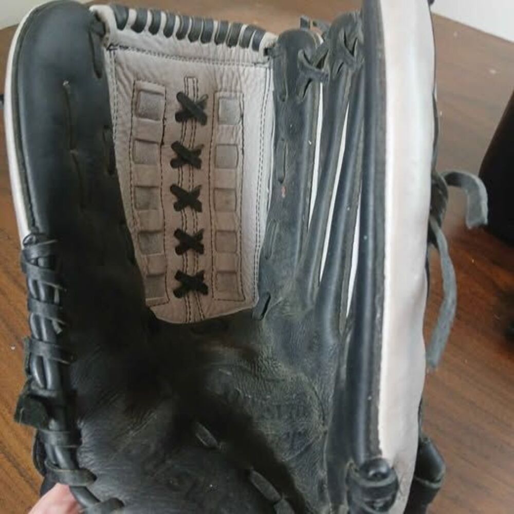 Louisville Slugger baseball glove / right handed throwers /13" - Picture 3 of 6